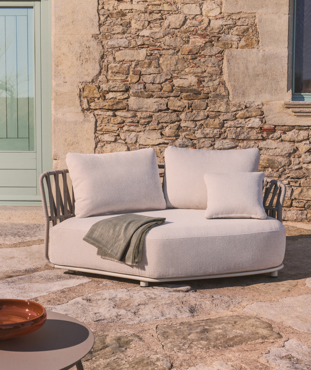 Изогнутый модуль уличного дивана Osani из алюминия экрю и веревки цвета таупе 167 см