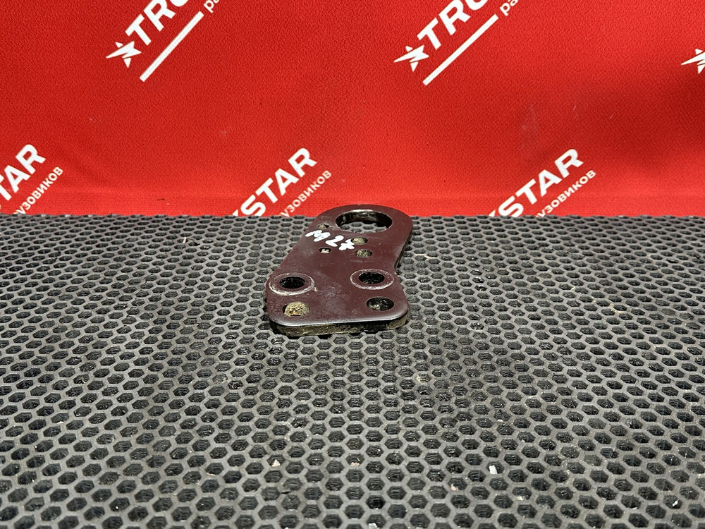 Подъемная проушина двигателя