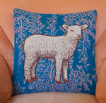 Декоративный гобеленовый чехол для интерьерной подушки Овечка на голубом 47*47