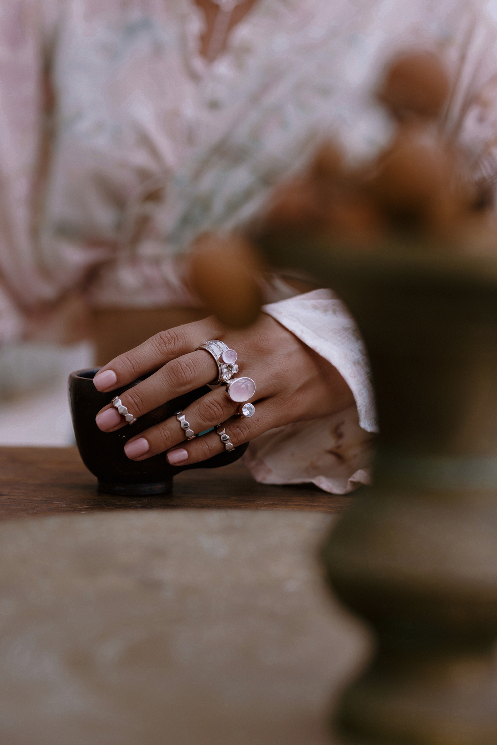 Кольцо «Дуо» с овальным розовым кварцем и белым топазом