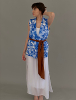 Жилет с коричневым поясом