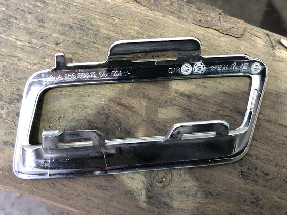 Накладка решетки радиатора Mercedes GLA (X156) 17-20 Б/У Оригинал A1568881200