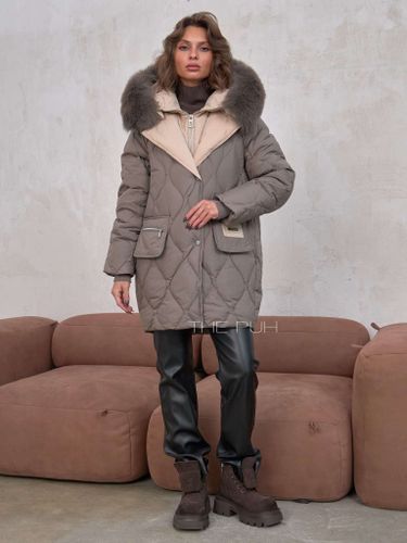 Стеганый пуховик в цвете капучино с капюшоном и мехом песца