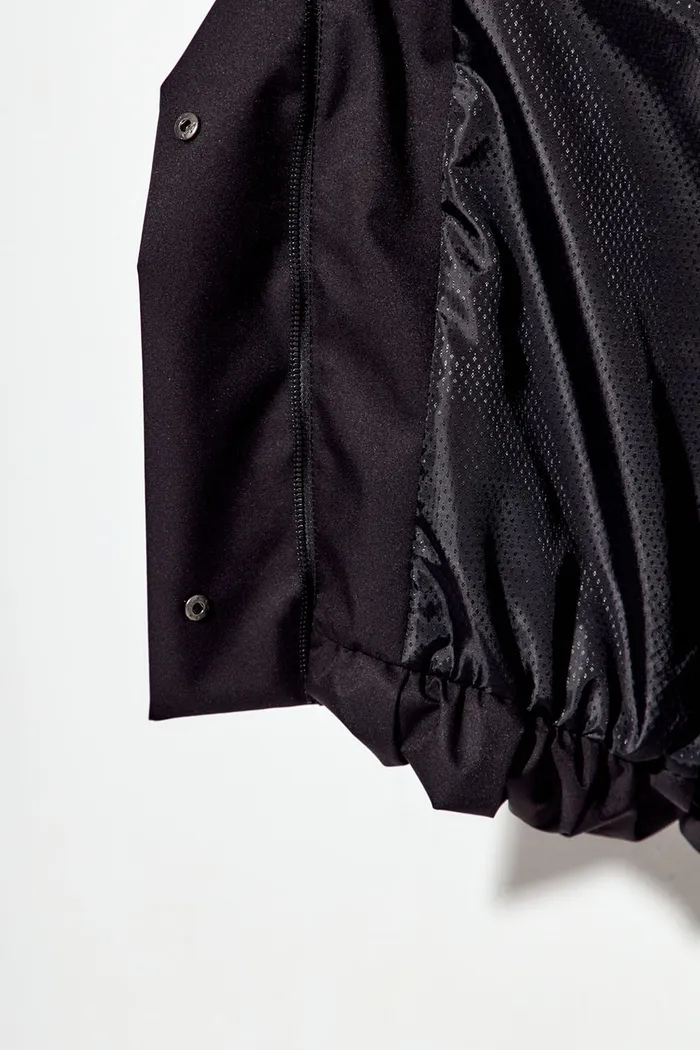 Ветровка О-силуэта с высоким воротом черного цвета