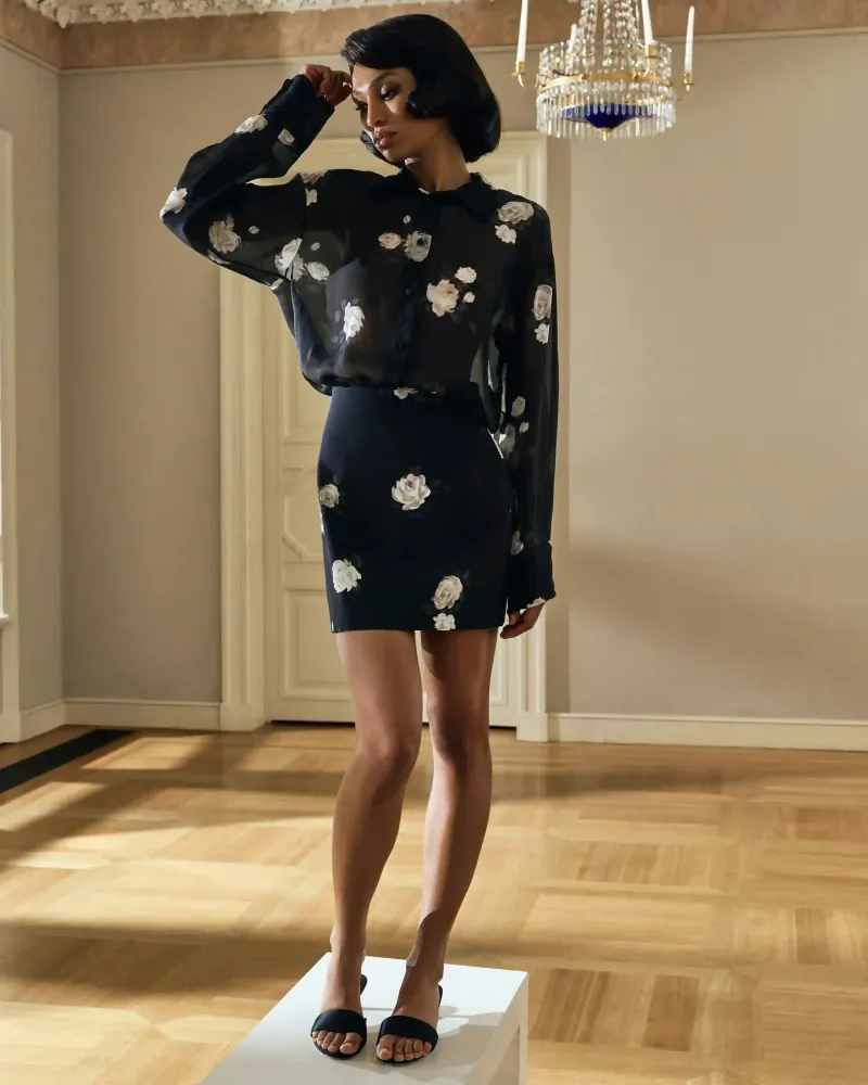 Мона мини (Mona mini), юбка мини из черного атласа с цветочным принтом