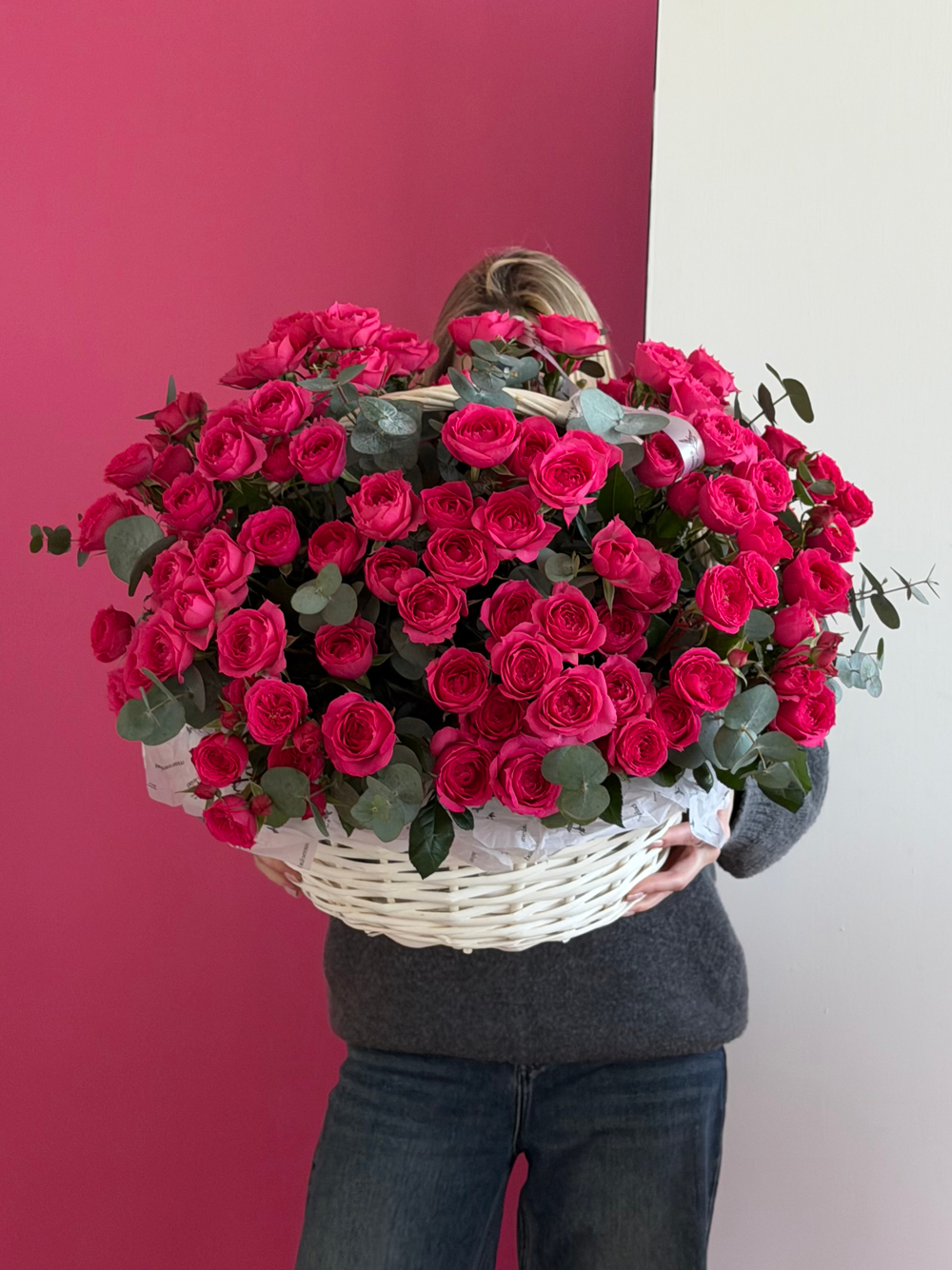 Цветочная корзина из розовых кустовых роз и эвкалипта размер XL