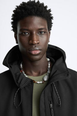 ZARA КУРТКА ИЗ ВЫСОКОТЕХНОЛОГИЧНОЙ ТКАНИ С КАПЮШОНОМ, ЧЕРНЫЙ