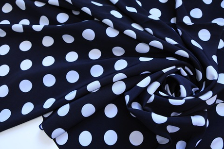 Вискоза темно-синяя в белый средний горох