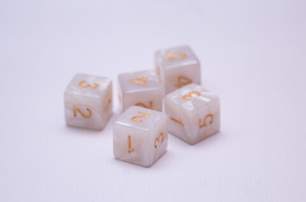 Кости Д6 16мм. мерцающие костяные с арабскими цифрами - 5 шт.