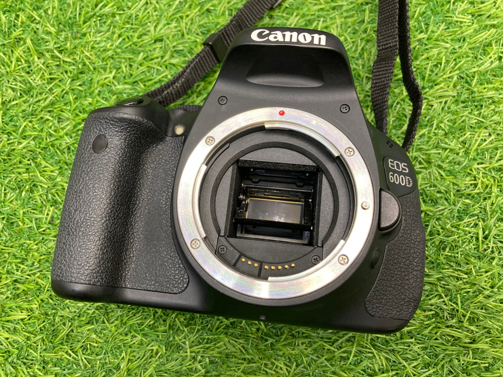 Canon 600D kit 18-55mm 3.5-5.6 IS II 11.200 кадров