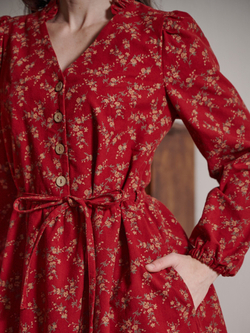 Платье с воротником стойкой