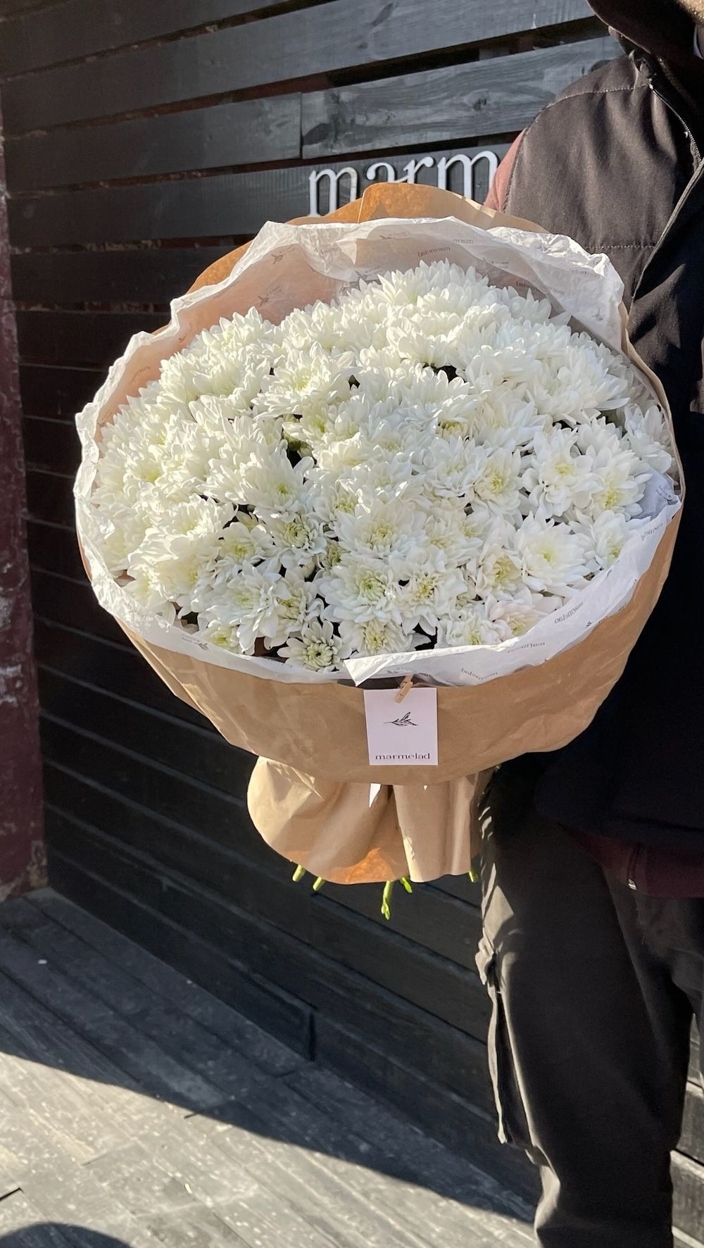 Моно букет из 21 веток кустовой хризантемы в оформлении