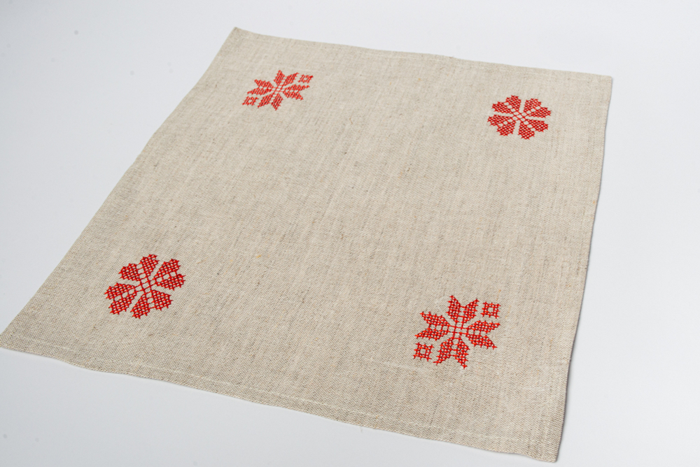 Салфетка с вышивкой