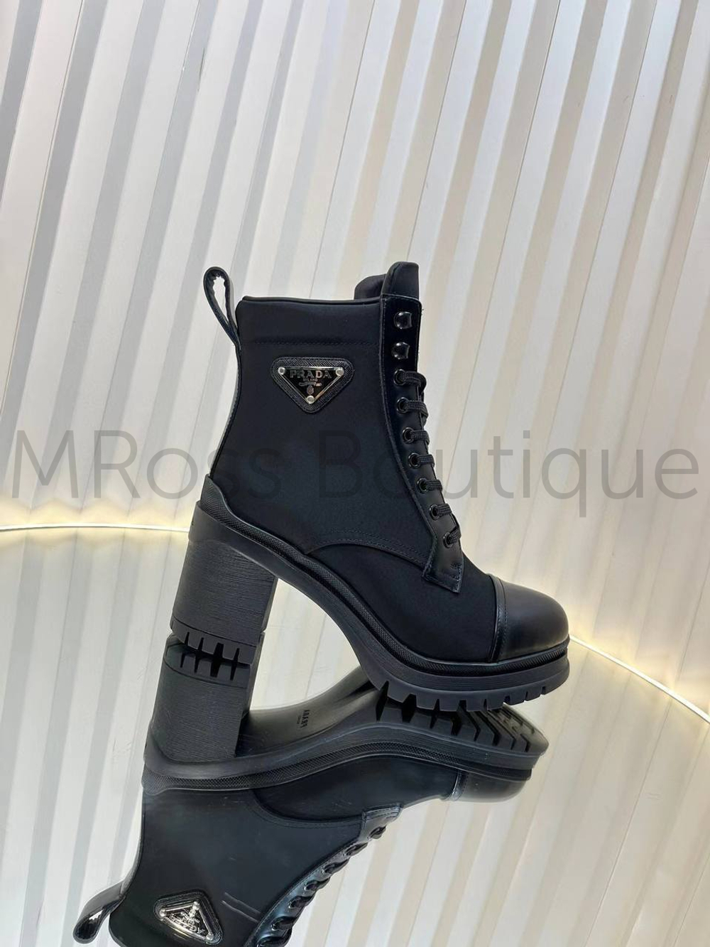 Женские ботинки Prada на каблуке в черном цвете