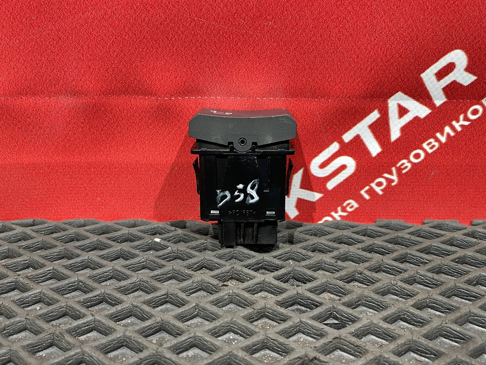 Кнопка люка