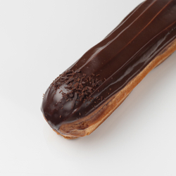 Эклер шоколадный