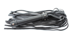 Черная плеть из натуральной кожи с проклепанной ручкой - 45 см.