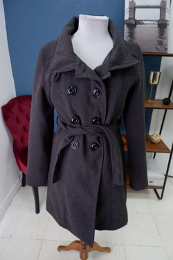 Пальто демисезонное с поясом  46 размер