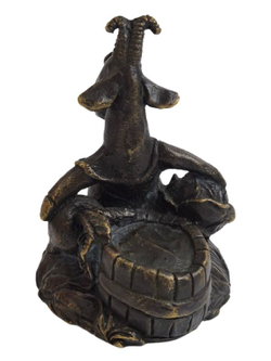 Статуэтка (миниатюра) "Коза в юбке"