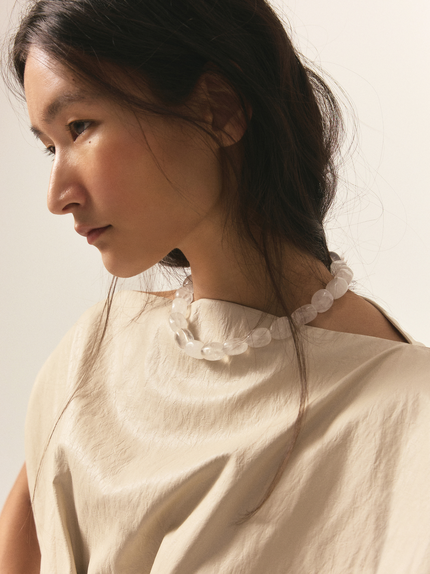 Колье из белого кварца