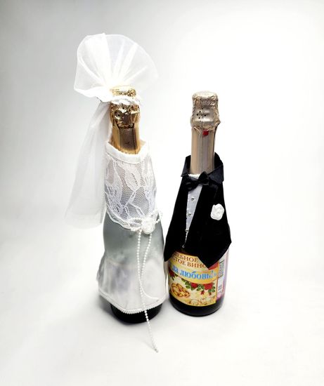 Наряды для свадебных бутылок в виде костюмов жениха и невесты