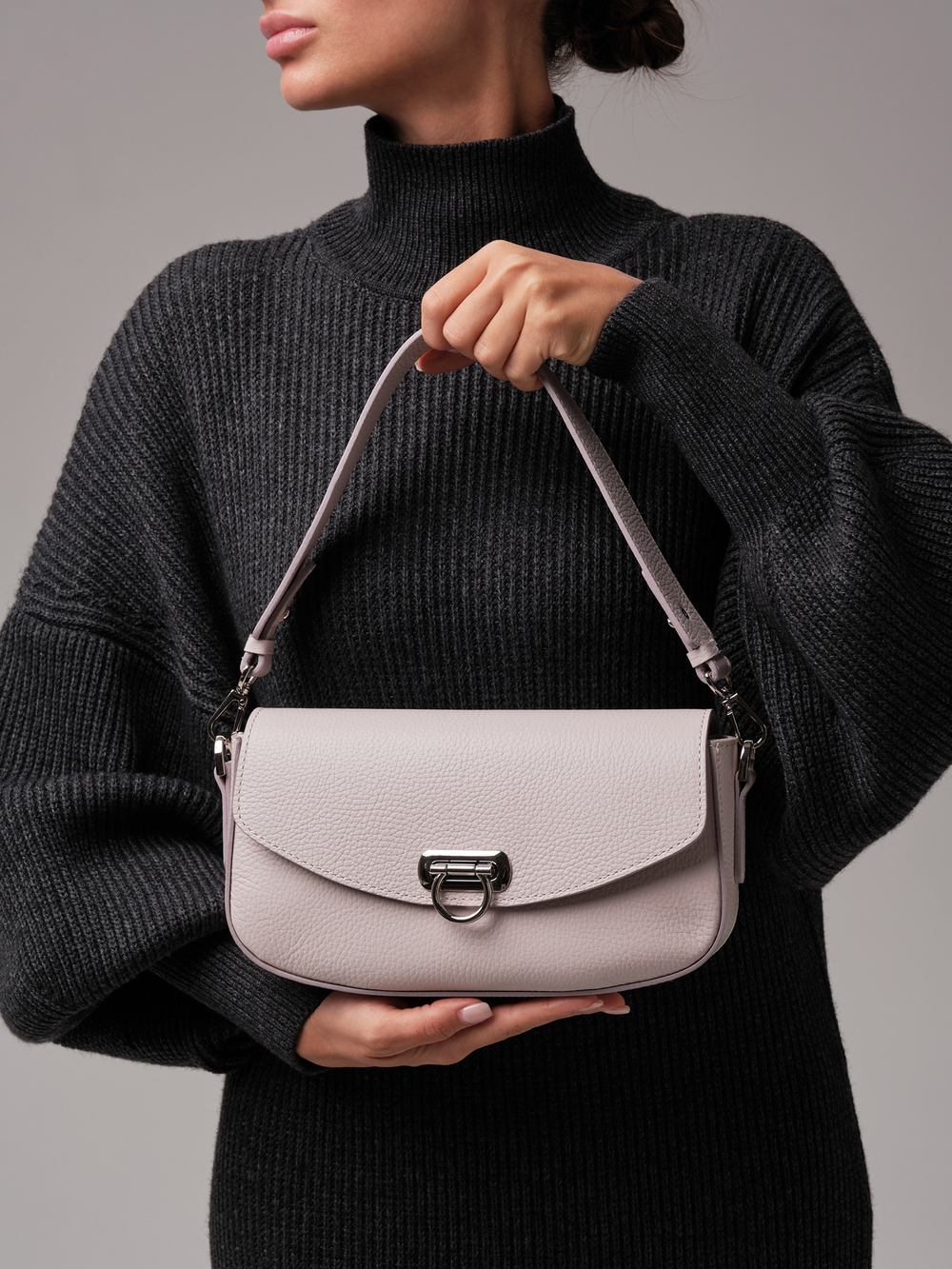 Сумка кожаная на плечо багет розовый дым