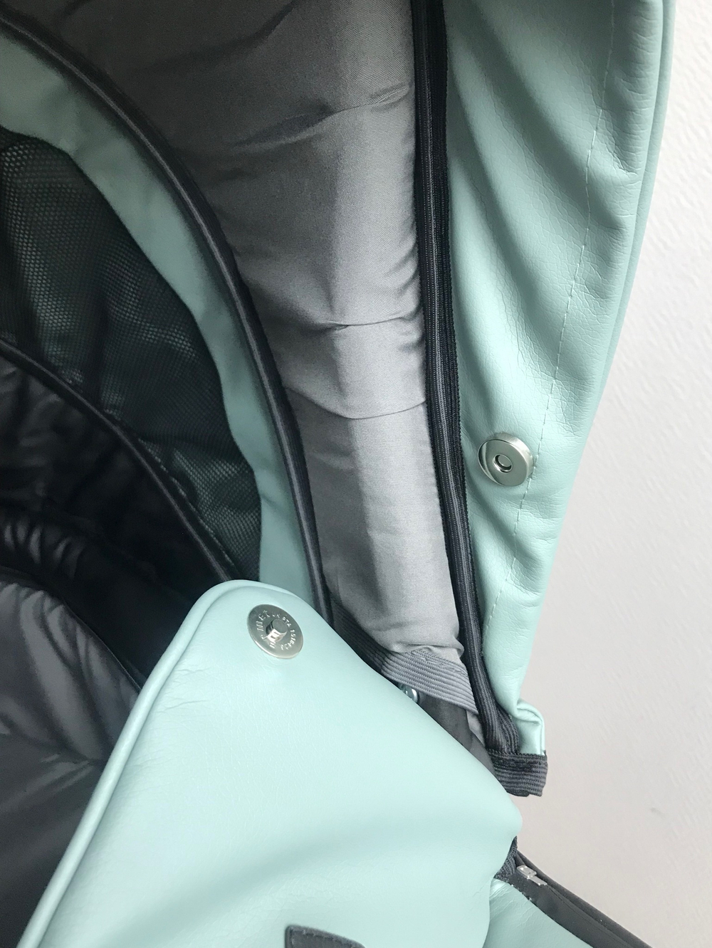 Коляска детская Peppy Zoom 2 в 1 (01) Черная экокожа / Мята экокожа