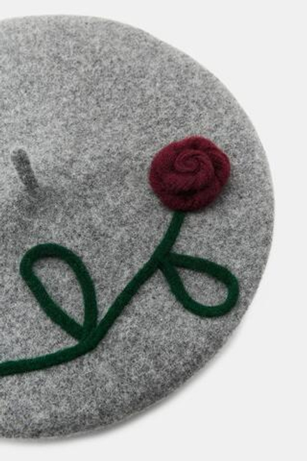 ZARA БЕРЕТ ИЗ 100% ШЕРСТИ С ЦВЕТКОМ, СЕРЫЙ
