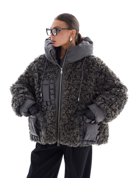 Графитовый пуховик с капюшоном и отделкой из эко-меха