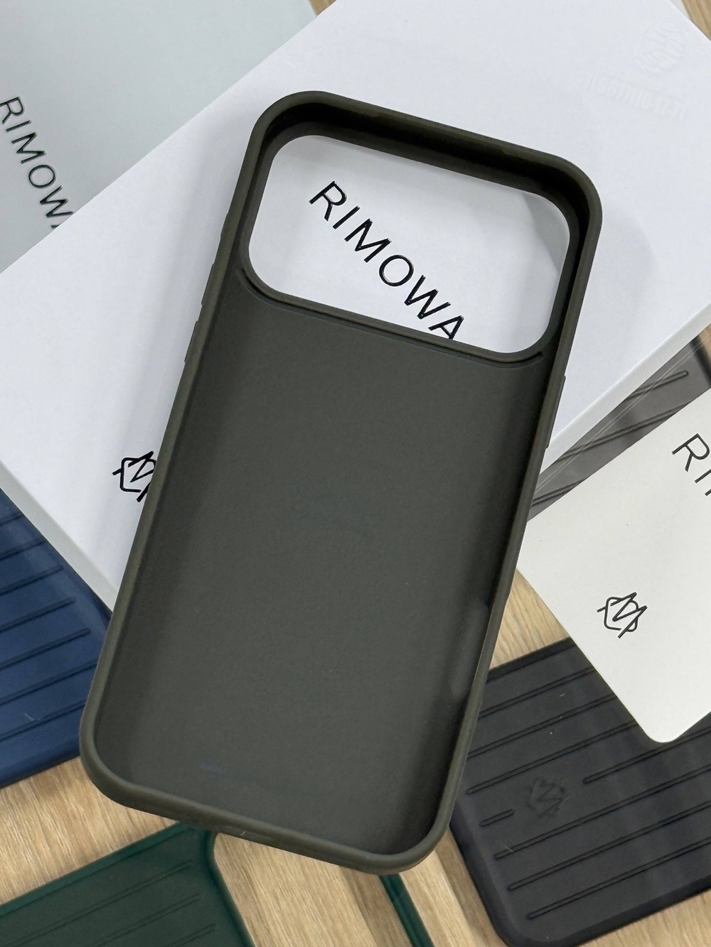 Чехол на iPhone 17 Pro Max Rimowa