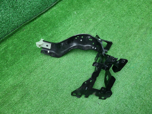 Кронштейн фары левый BMW 5er G30, G31 (2016-2023)