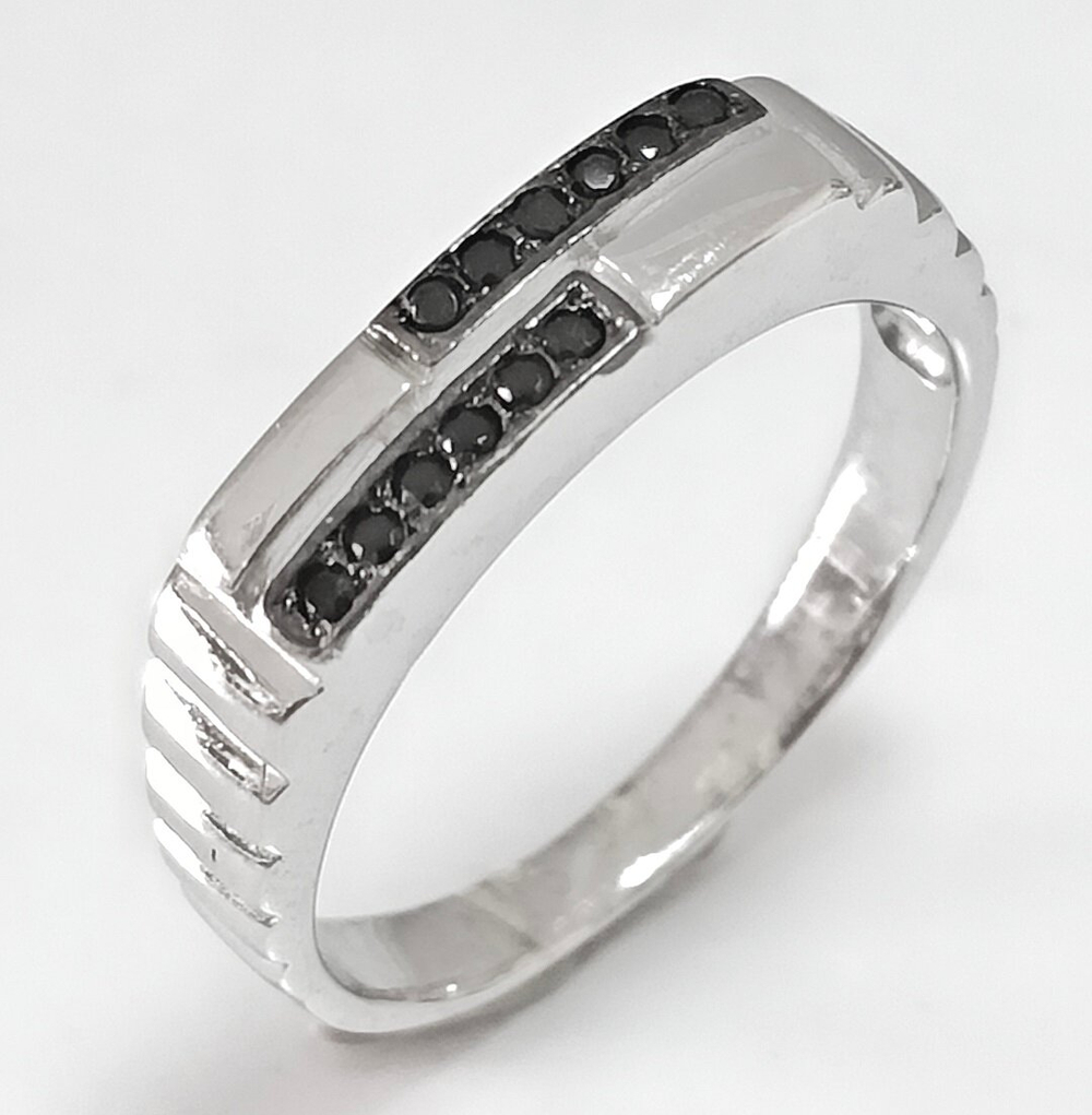 Ювелирное кольцо из серебра с черными фианитами