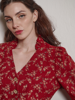 Платье с воротником стойкой