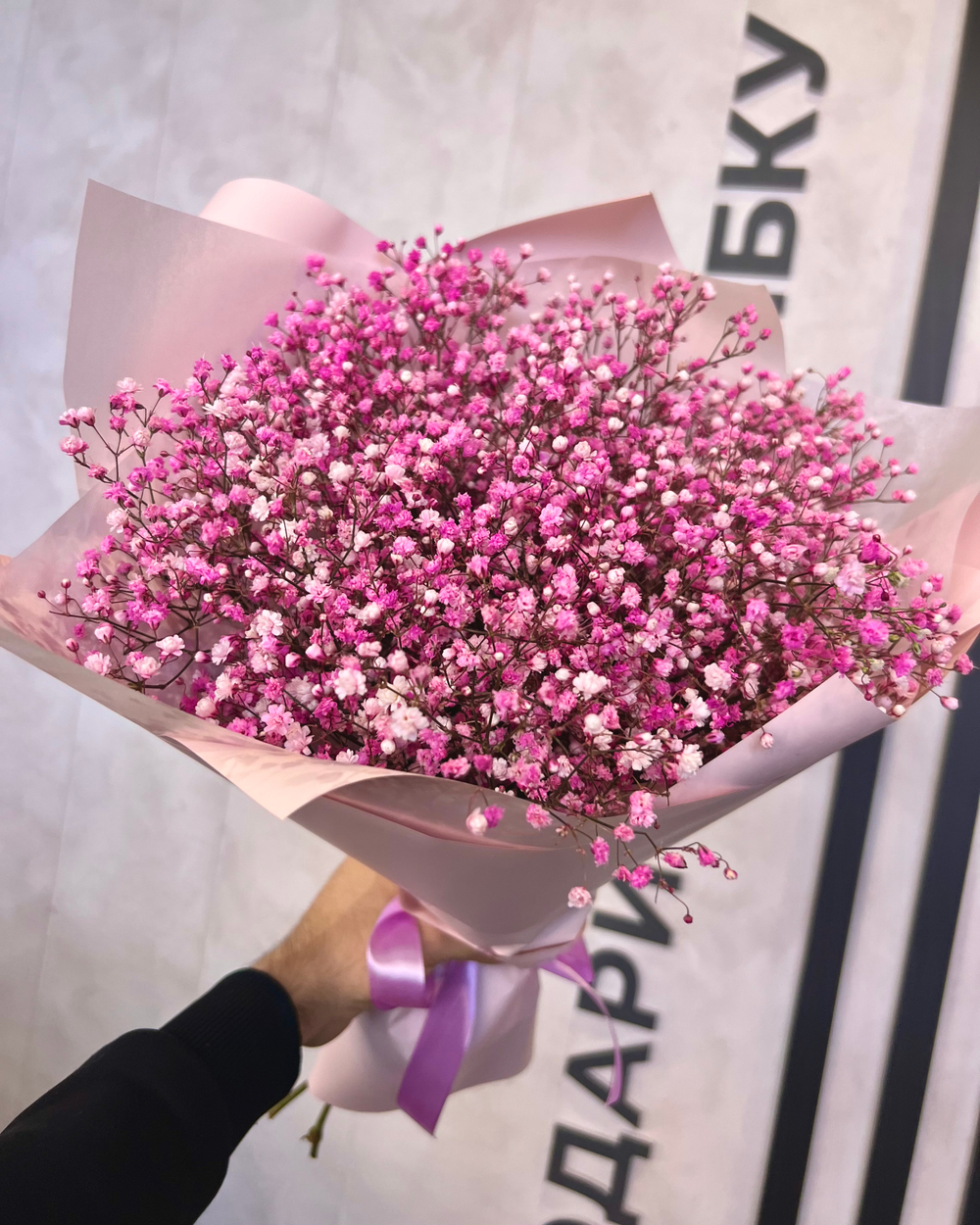 Монобукет с розовой гипсофилой