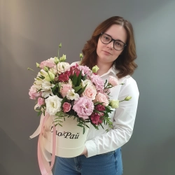 5 роз, 5 альстромерий, 5 эустом, кустовая роза и фисташка в шляпной коробке.