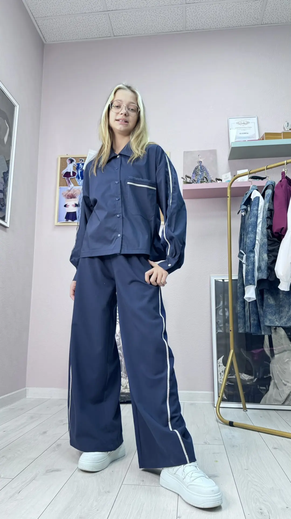 Брюки с лампасами и кружевом