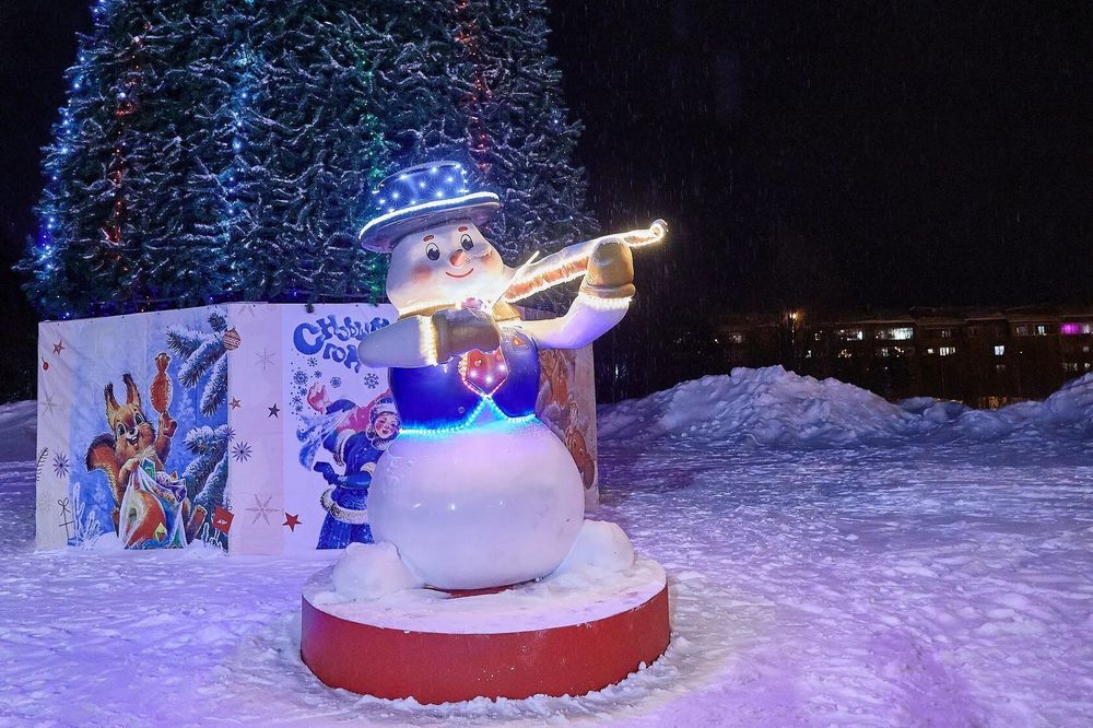 Уличная фигура "Снеговик со скрипкой"