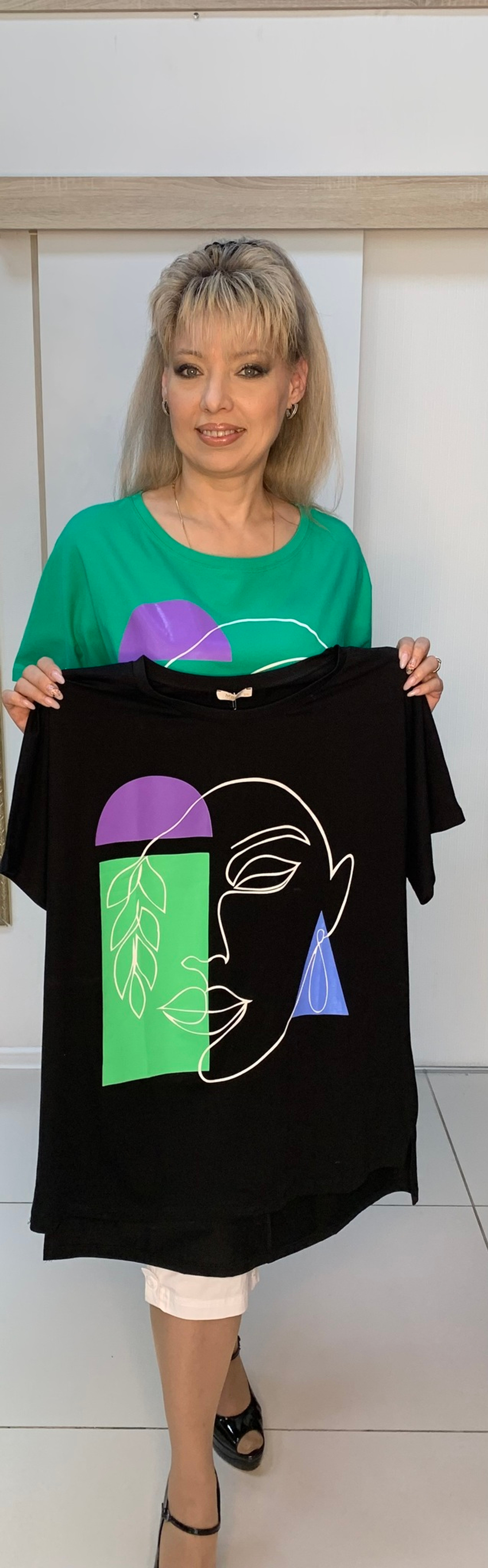 Светлая футболка-туника с оригинальным изображением