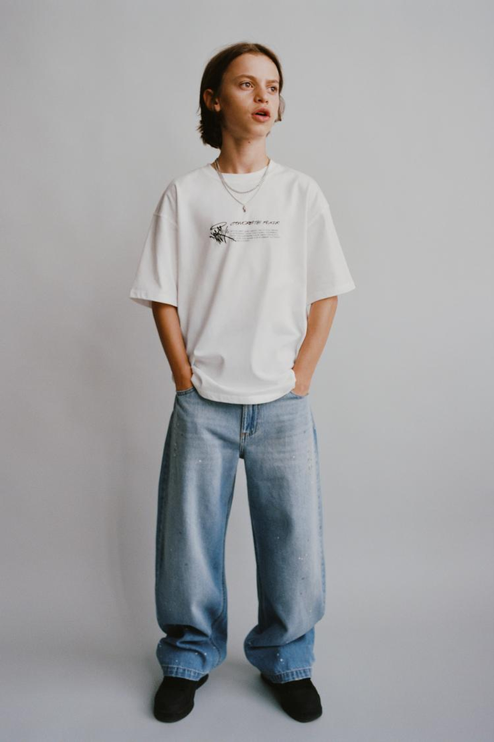 ZARA ФУТБОЛКА С ПРИНТОМ ГРАФФИТИ, БЕЛЫЙ