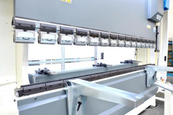 Гидравлический листогибочный пресс MetalTec HBM 160/3200M с инвертором заднего упора E22