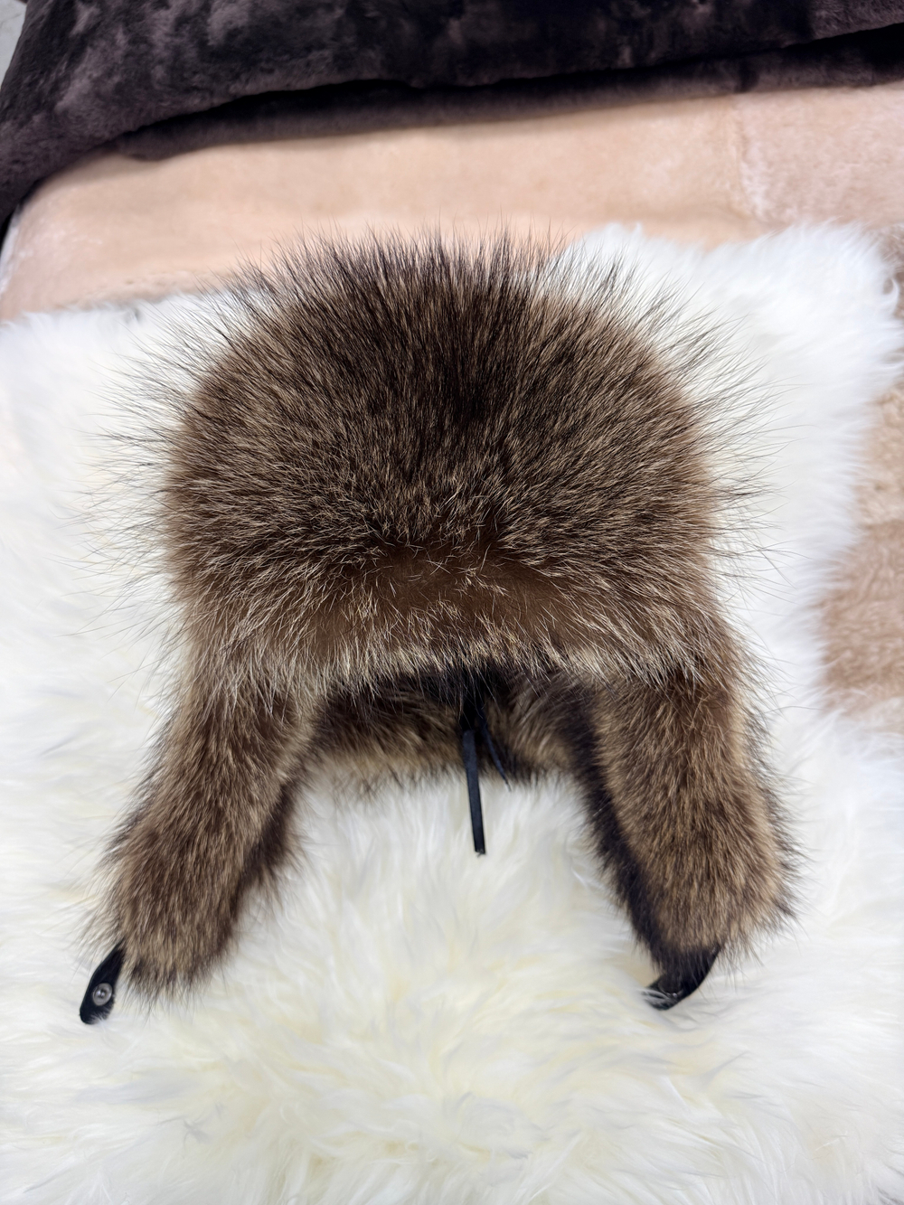 Шапка из натурального меха енота