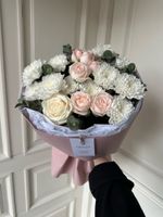 Сборный букет их хризантемы, кустовой пионовидной розы и эвкалипта