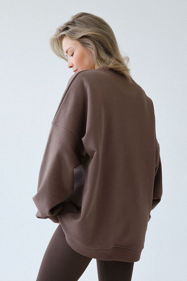 Свитшот с вышивкой на рукаве цвета мокка