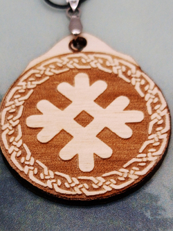 Кулон из дерева Целебник