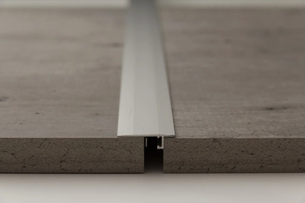 Алюминиевый порог для пола НЕПЛИНТУС UL25X6-01L Серебро матовое 25х6х2000 мм