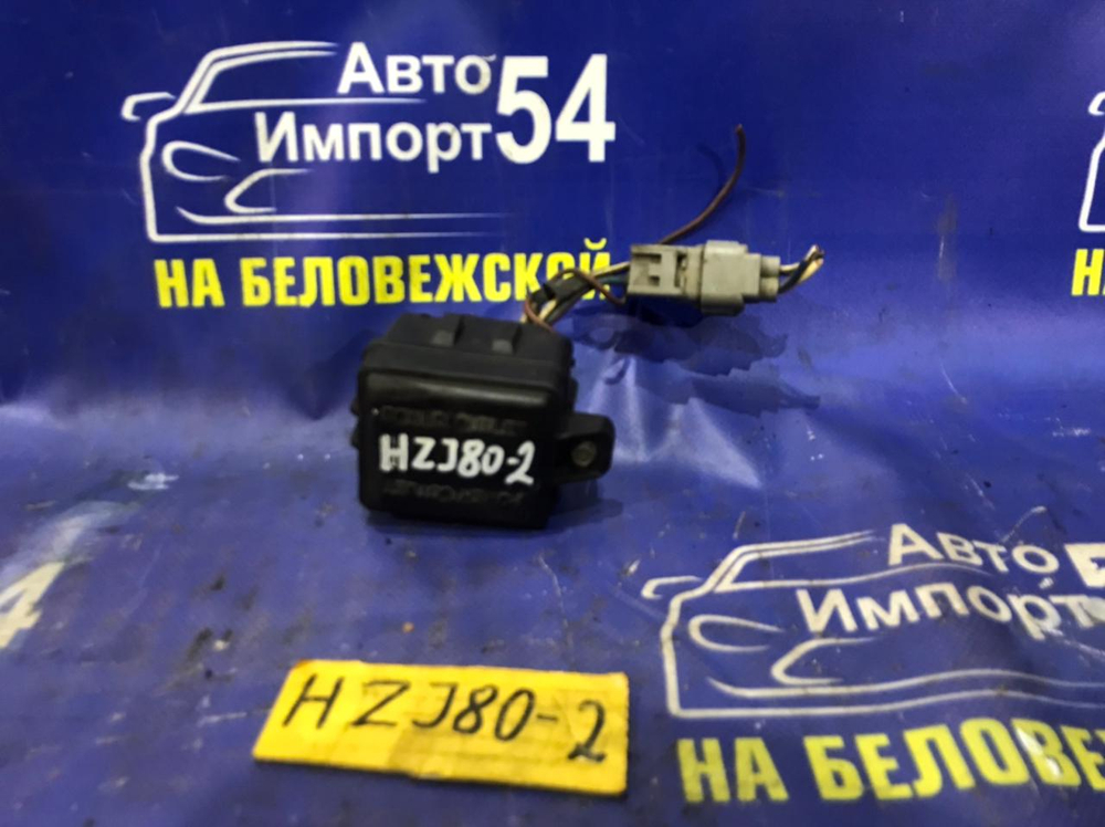 Блок предохранителей подкапотный TOYOTA LAND CRUISER 1990