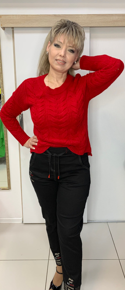 Черные брюки-джинсы на резинке с бежево-красным принтом