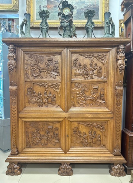 Массивный кабинетный шкаф