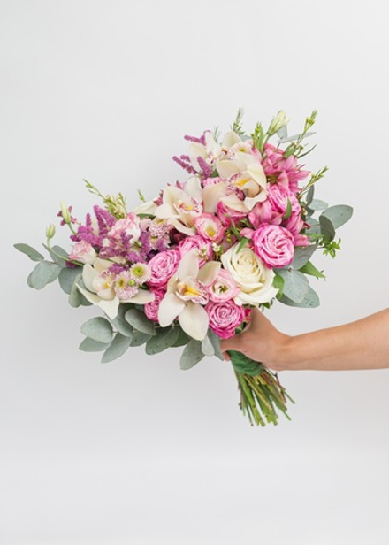 Букет невесты из орхидеи и кустовой розы