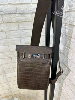 Нагрудная сумка слинг Hermes Kelly (Messenger) из кожи крокодила коричневая